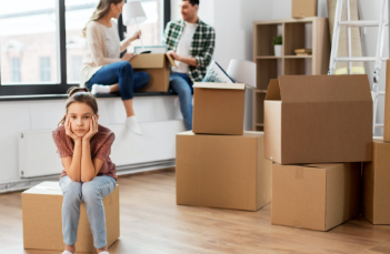 窗外放晴了，屋内仍继续下雨。我和丈夫的争吵已经持续了很久，他说他要搬家离开。不知道是不是这段缘分就要和我们说再见了。 我微笑，并不等于我快乐。我撑伞，并非只是为了避雨。请你原谅我的有口无心，并不想将你越推越远。看着你收拾着行李，我有些哽咽，静静地看着我们布置得家，闭上眼睛，我看到这里的快乐远远多余争吵。搬家到这里的第一天，我记得你告诉我，以后会带我到山上走走，到海边玩玩，到花园看花，到果园摘果，去看看朋友，逛逛市集，晒晒棉被，也晒晒我们的爱情....搬家进来的第二天，我在厨房里为你煮了一碗糊掉的粥....我们在这的幸福往事，不，不会是往事，是我们的幸福进行时，都浮在眼前。我不相信你会舍得搬家离开这里，这里有我们一起挑的家具，有我们一起粉刷的墙壁，有我们一起培植的植物，它们正在成长，说好要一起看它们长大... 我想拥抱每个人，但我得先拥抱我自己。情容忍我，因为我已在练习容忍你。我已习惯抬头四十五度仰望你，你就是我的天空，你若离开，我连一片云彩都没有.... 悄悄地，我把这本日记放进你的行李箱里。希望它能把你带回来，这里是你的家，我在这里等你回家，到时，请允许我搬进你的心里。