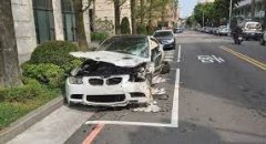 <b>2号站怎么注册年轻男子抢车冲卡撞人车毁人伤</b>