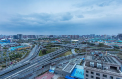 <b>2号站登陆楼盘建在大型立交桥</b>